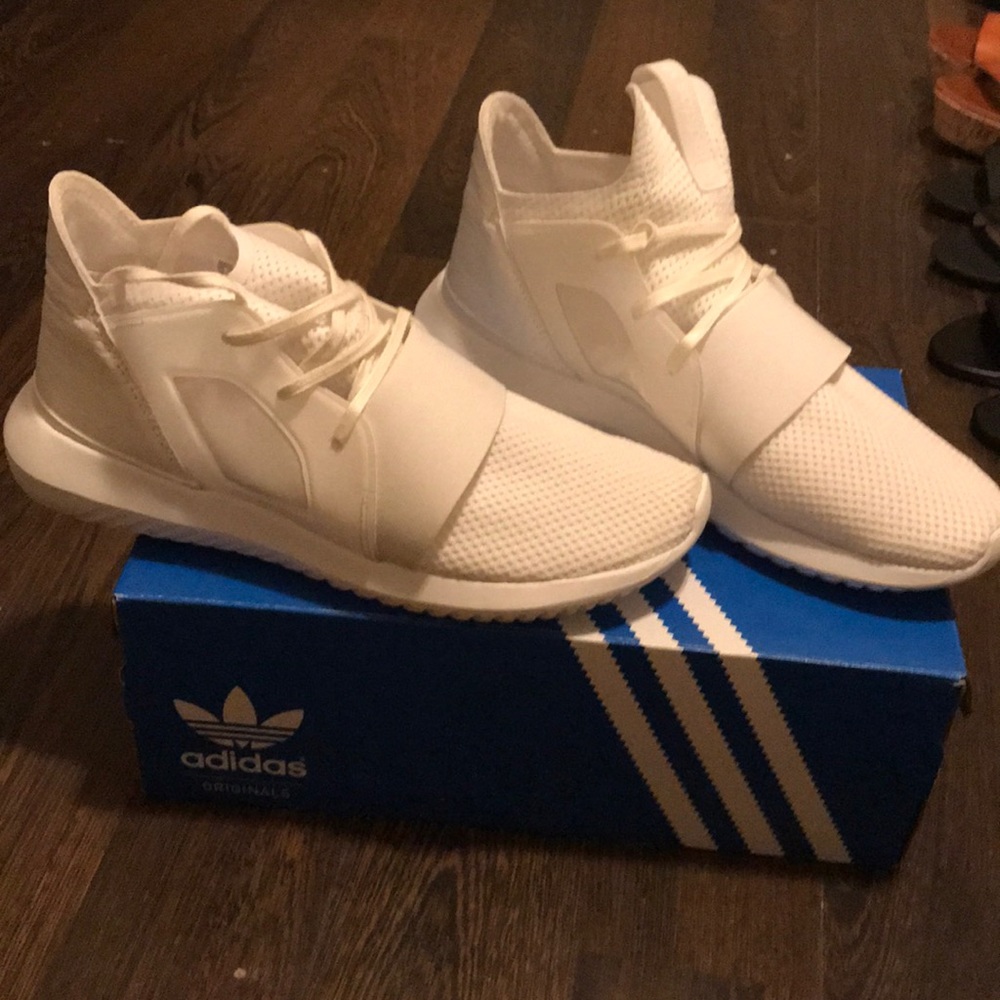 All white womens size 8 adidas sneakers